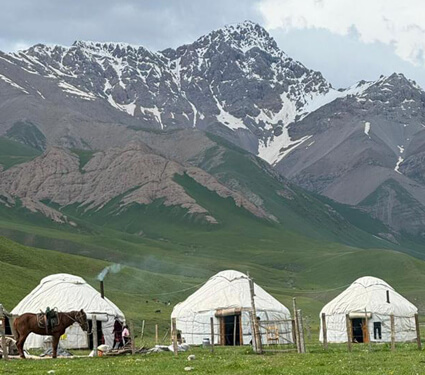 Jurtencamp im Kamady Tal